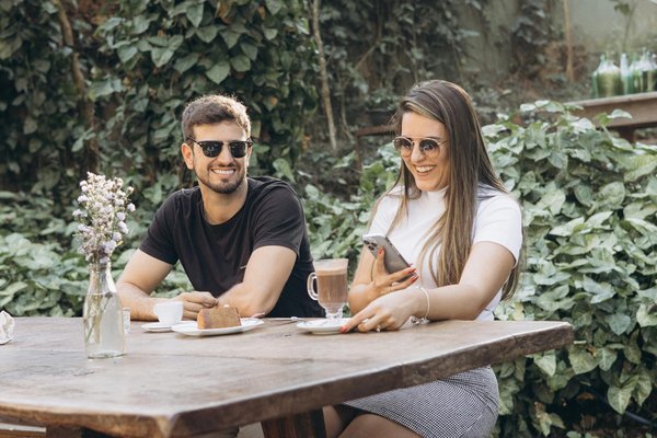 Comment créer un look estival éclatant avec des vêtements en lin et des accessoires colorés ?