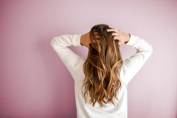 Les aspects psychosociaux des cheveux : comprendre leur impact