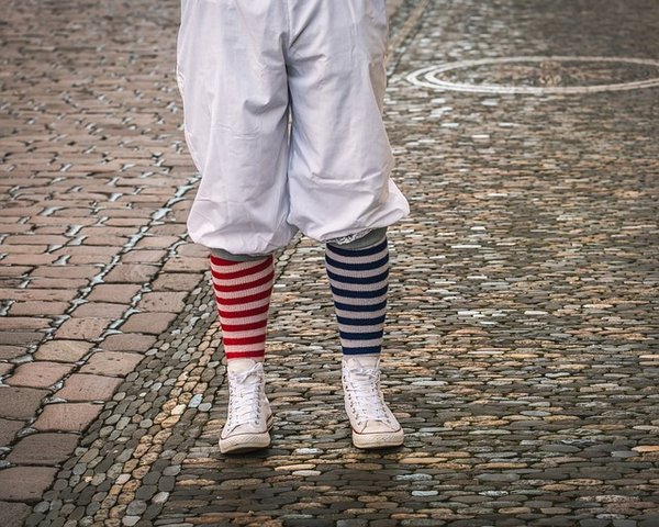 Chaussettes dépareillées : l'astuce pour un style unique